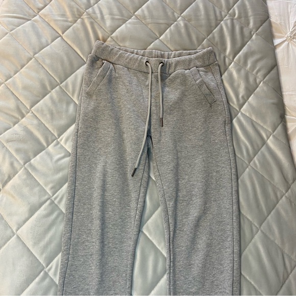 Comfy Grey Two-Piece Medium Tracksuit With Capri Pants - Picture 6 of 9